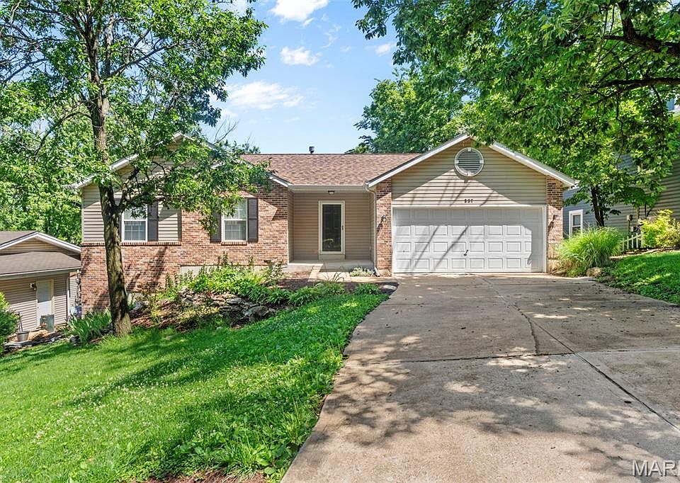 1st image of 537 Oak Hill Dr