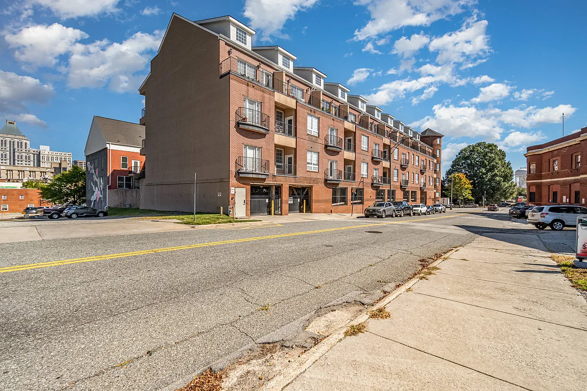 Building Photo - 360 S Elm St #303