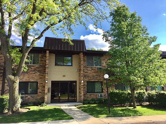 3rd image of 2624 N Windsor Dr Unit 202