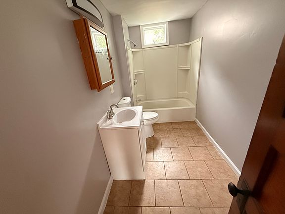 2nd image of 488 Ridge St #2