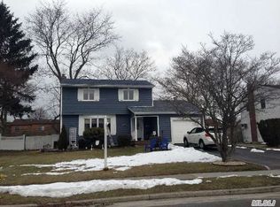 17 Seneca Dr, Commack, NY 11725