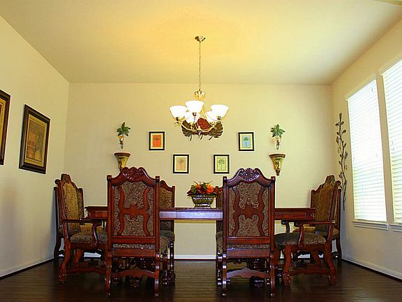 Large and well illuminated Formal dinning!