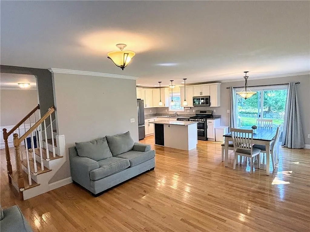 3 bed, 2.0 bath, 1660 sqft, $2,950 — Photo 3