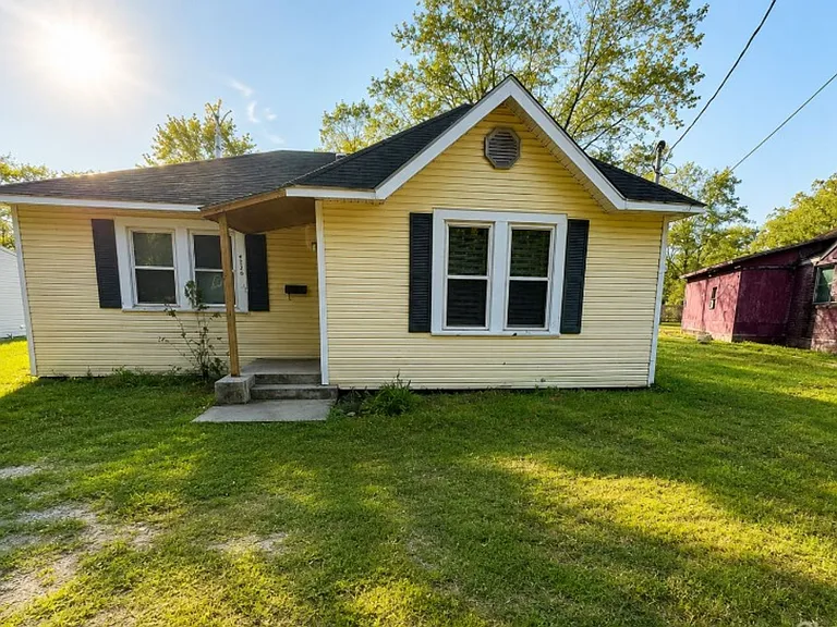4325 Woodlawn Ave — Photo 1
