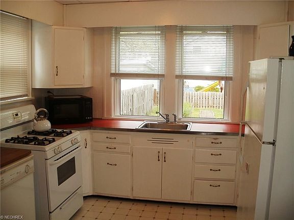 5th image of 2179 Carabel Ave