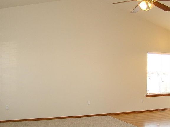 Huge great room living area with ceiling fan