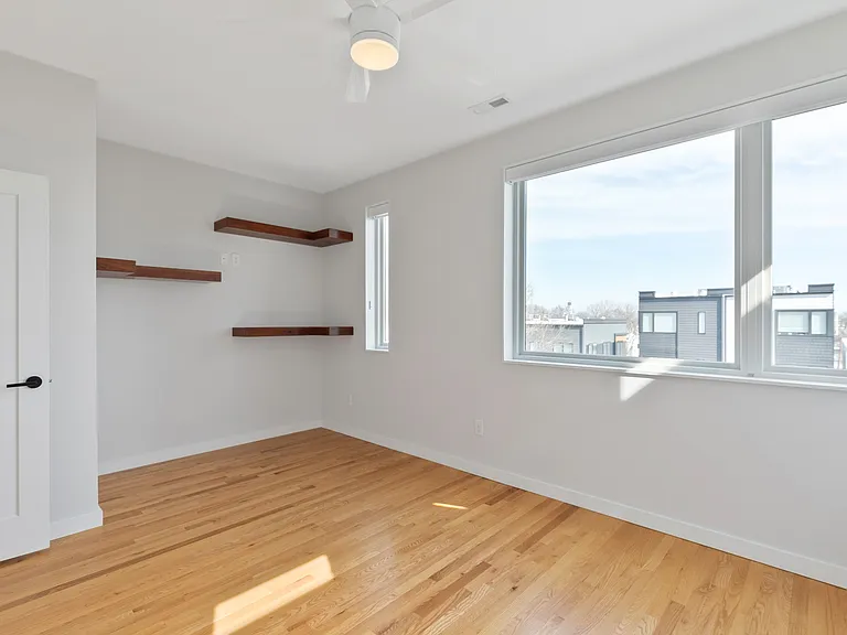 1310 W Clay St — Photo 14