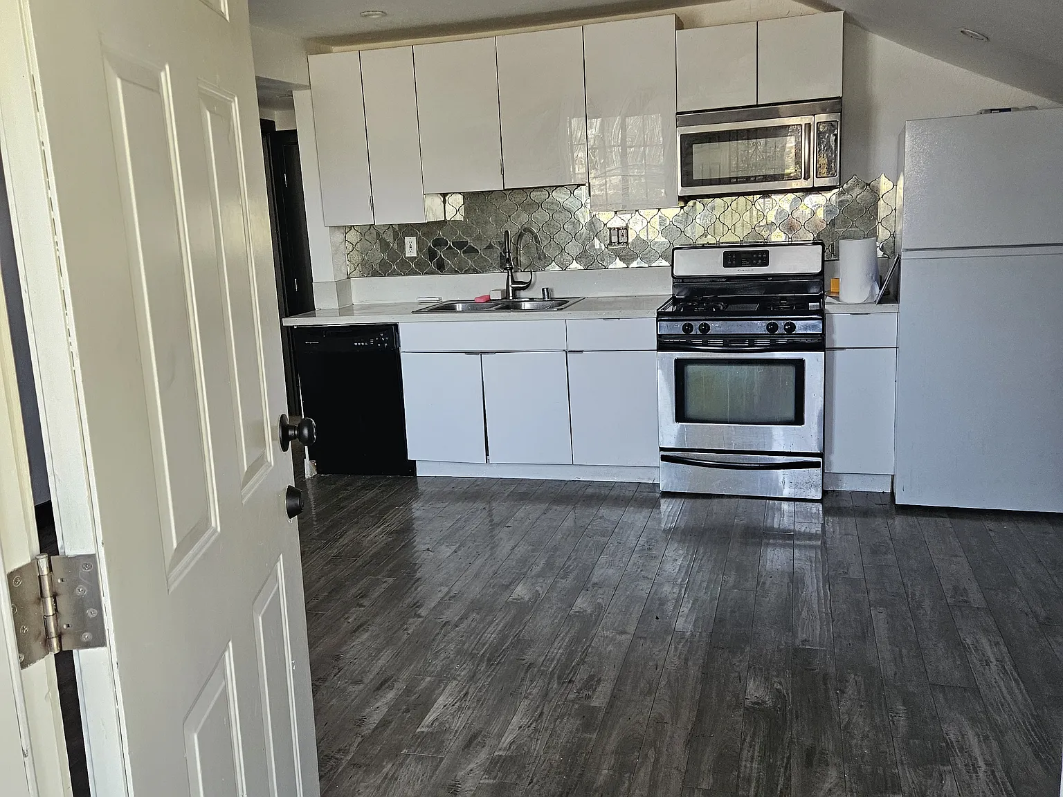 2 bed, 750 sqft, $2,500 — Photo 4