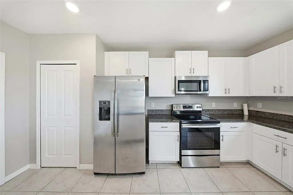 4 bed, 2.5 bath, 2635 sqft, $2,700 — Photo 2