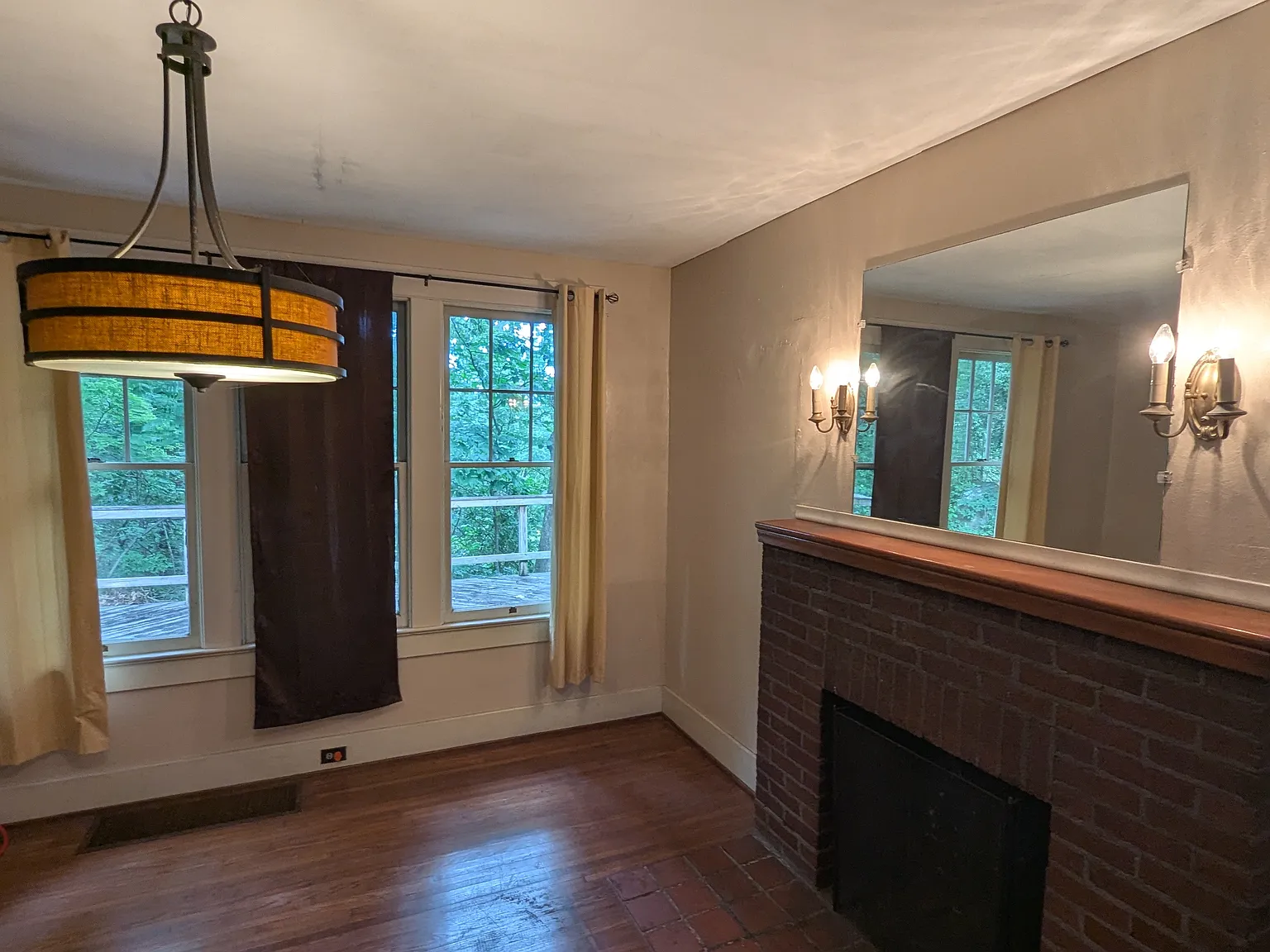 3 bed, 1.5 bath, 2400 sqft, $2,200 — Photo 4