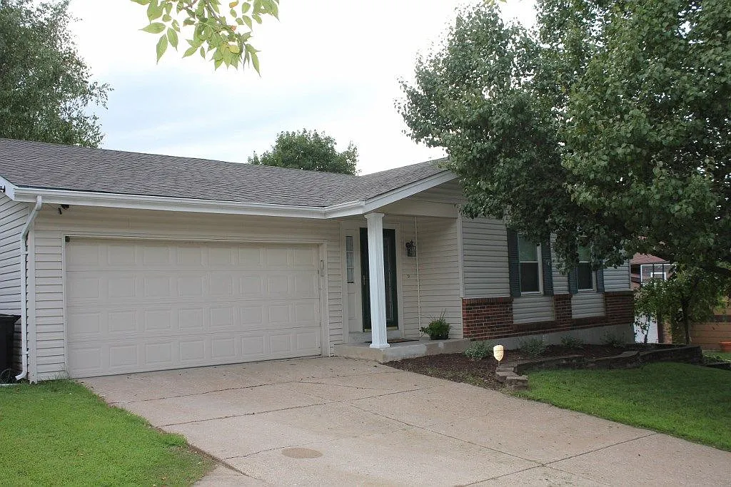 1757 Schuetz Rd photo 1