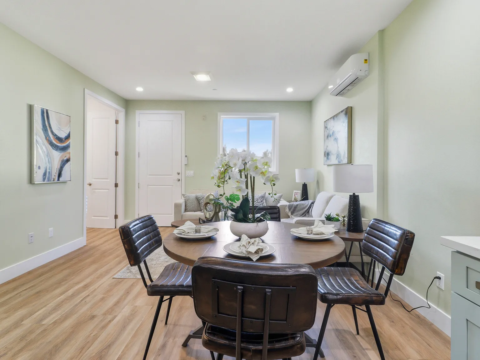 2 bed, 1.5 bath, 905 sqft, $2,900 — Photo 3