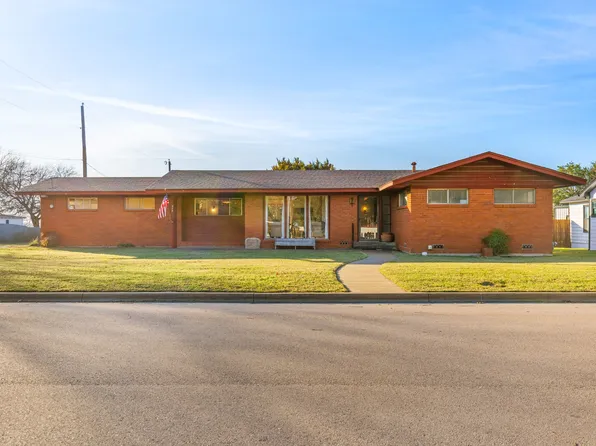 910 S Harrison St, West, TX 76691