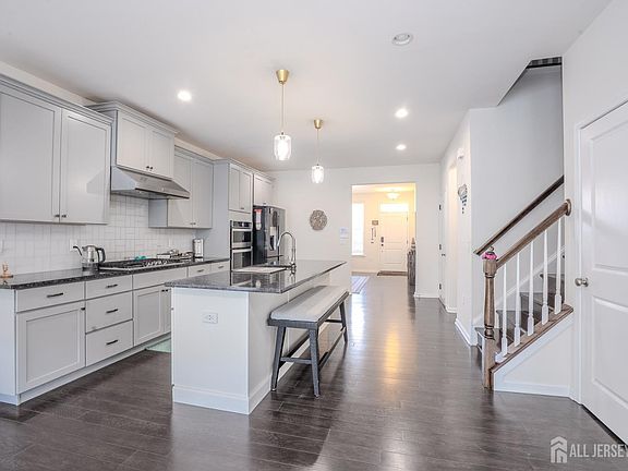 5th image of 15 Clover Ln
