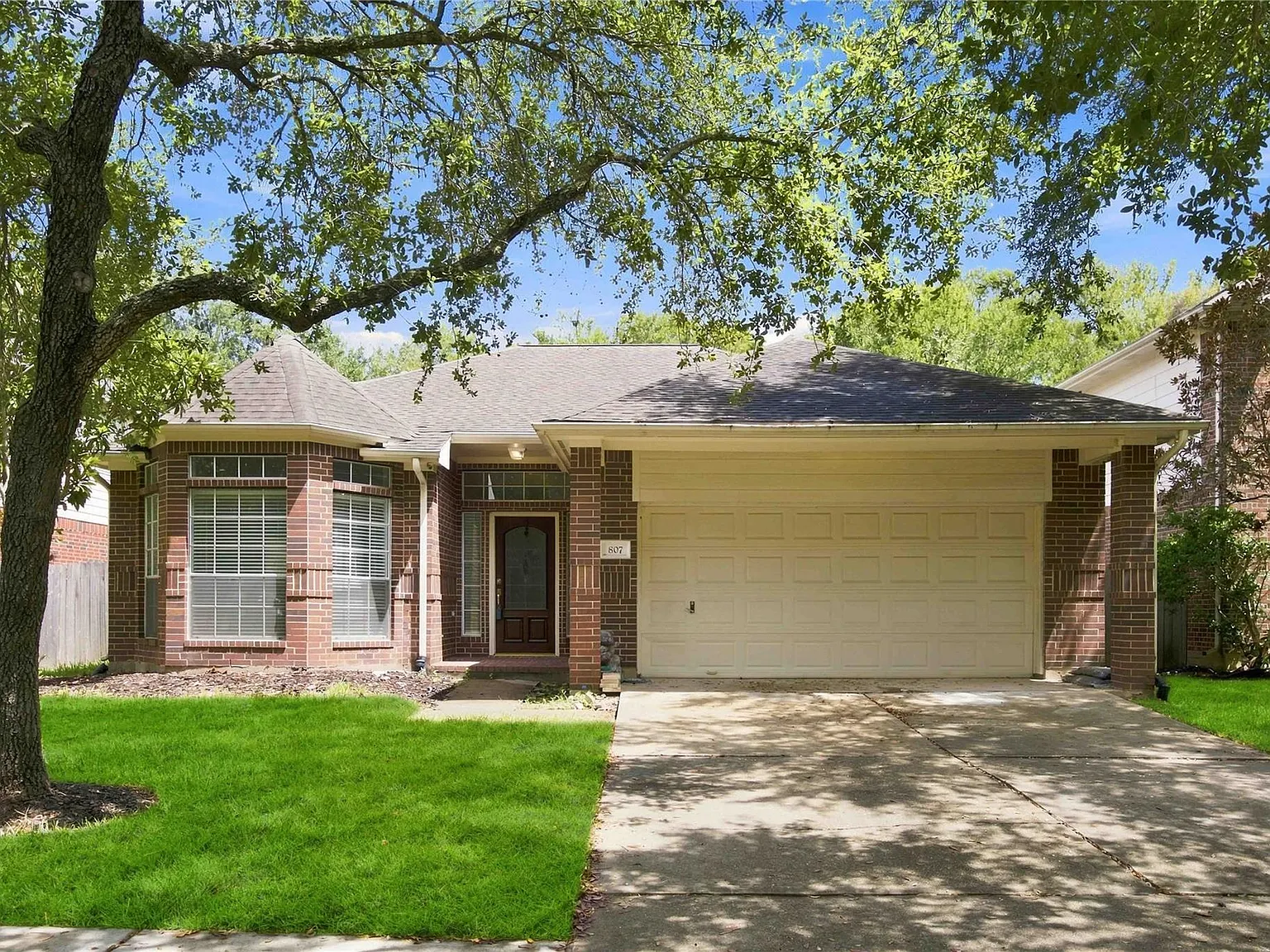 3 bed, 2.0 bath, 2315 sqft, $2,500 — Photo 2
