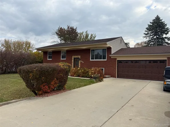 1442 Sunset Dr, Wolverine Lake, MI 48390