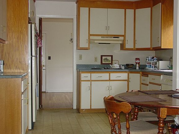 Bright Eat-In Kitchen