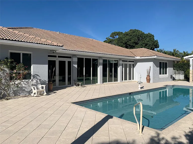 7625 SW 75th Ave — Photo 2