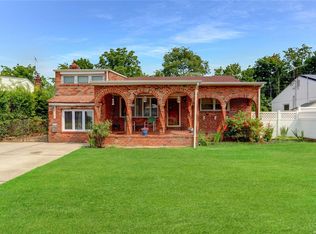 7 Tobias St, Hicksville, NY 11801