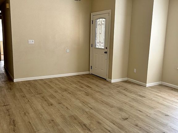 4th image of 320 Bedford Ln