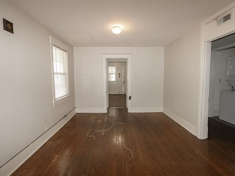 1107 E Walnut St — Photo 13