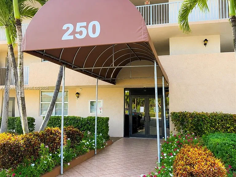 250 Jacaranda Dr #302 — Photo 2