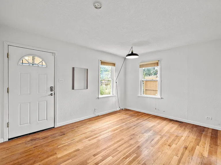 1085 King St — Photo 6