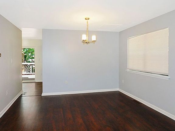 5th image of 426 Stallion Ln