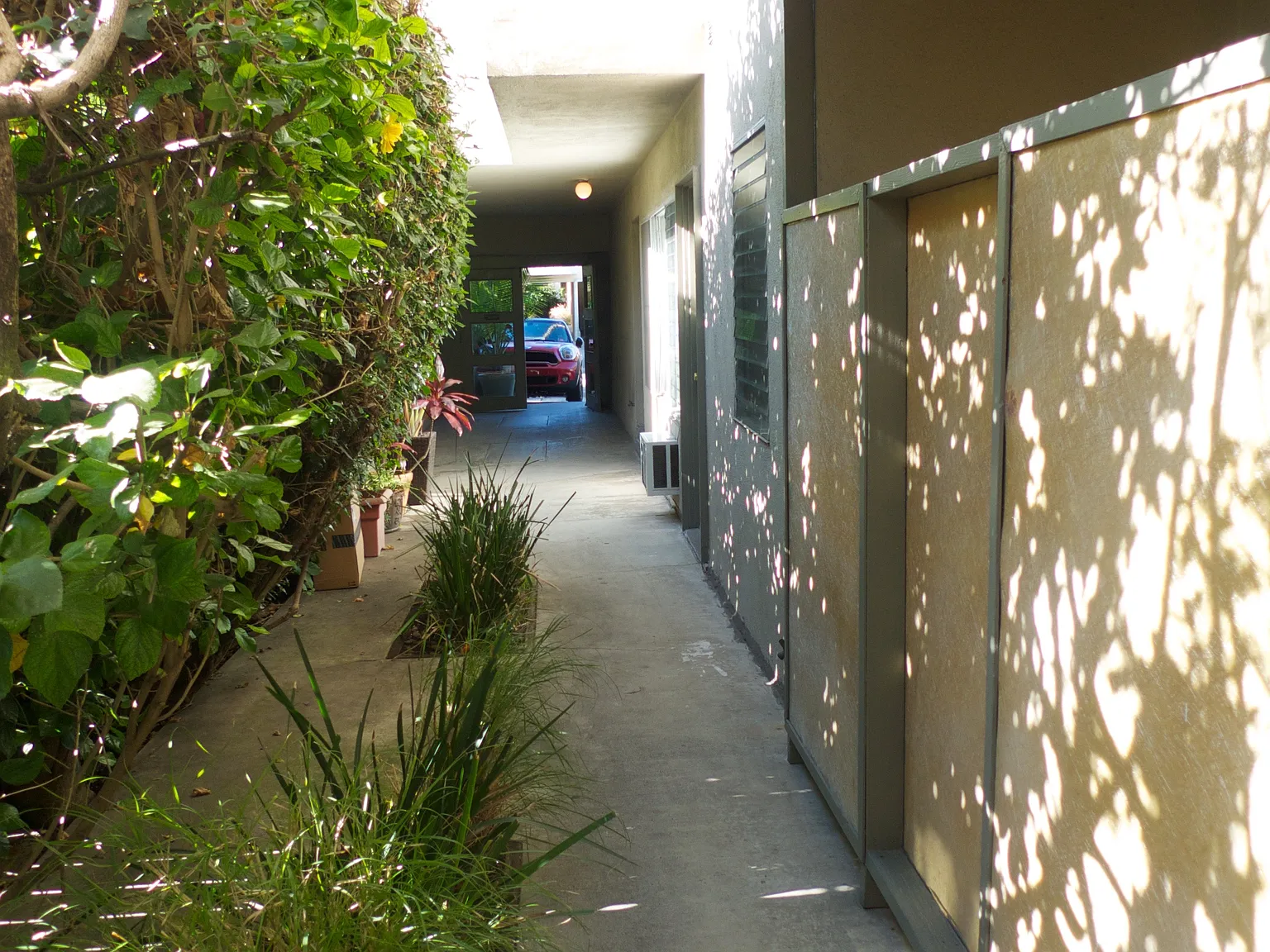 546 N Flores Street — Photo 4