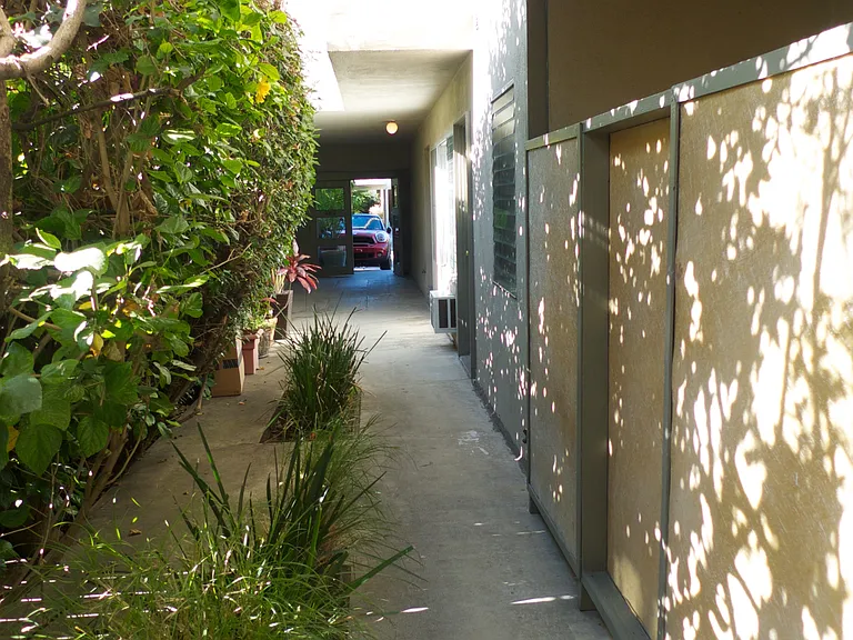 546 N Flores Street — Photo 5