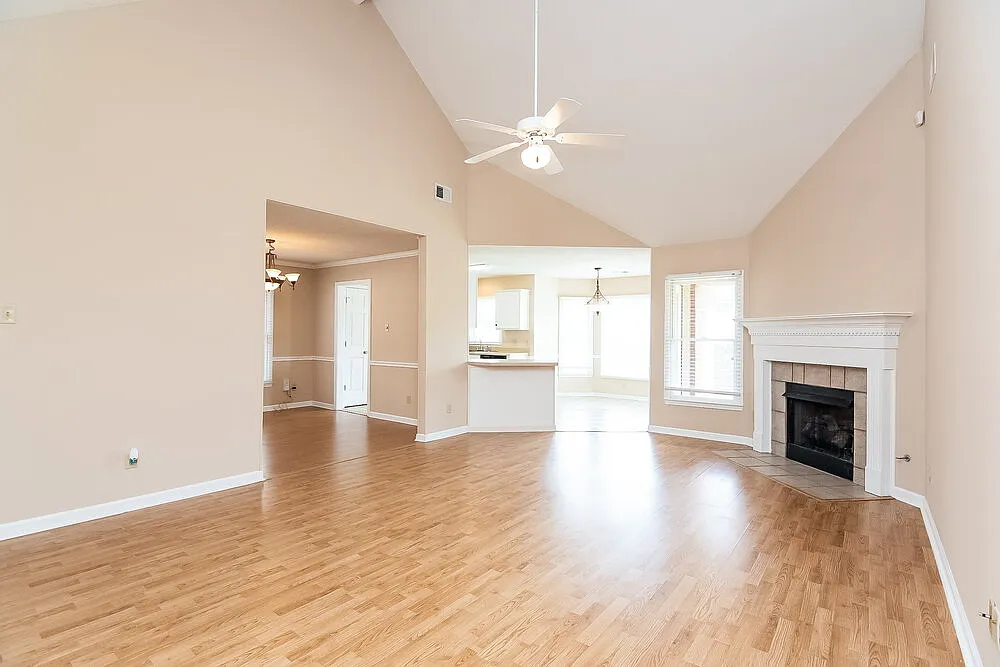 3 bed, 2.0 bath, 2002 sqft, $1,890 — Photo 2