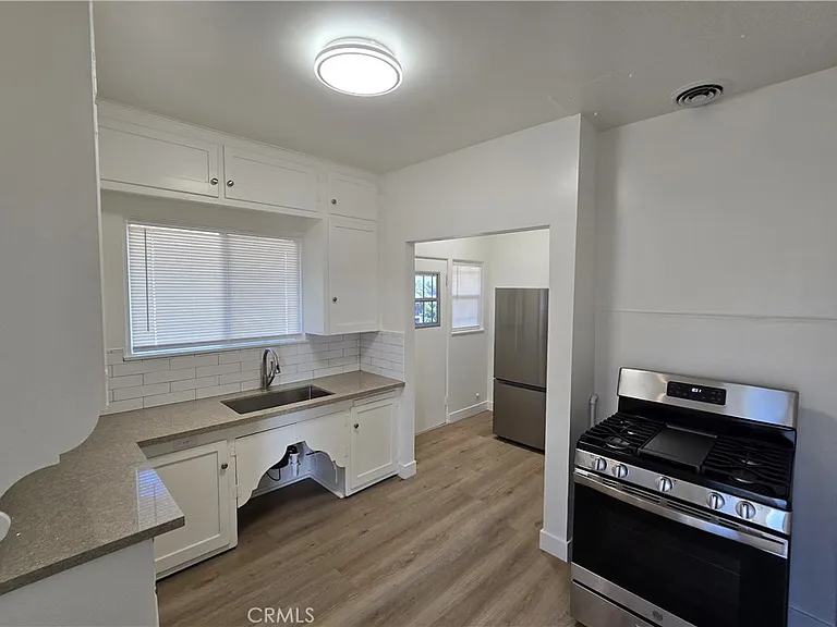 5740 California Ave — Photo 2