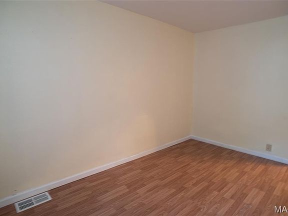 4th image of 3241 Royalton Ave