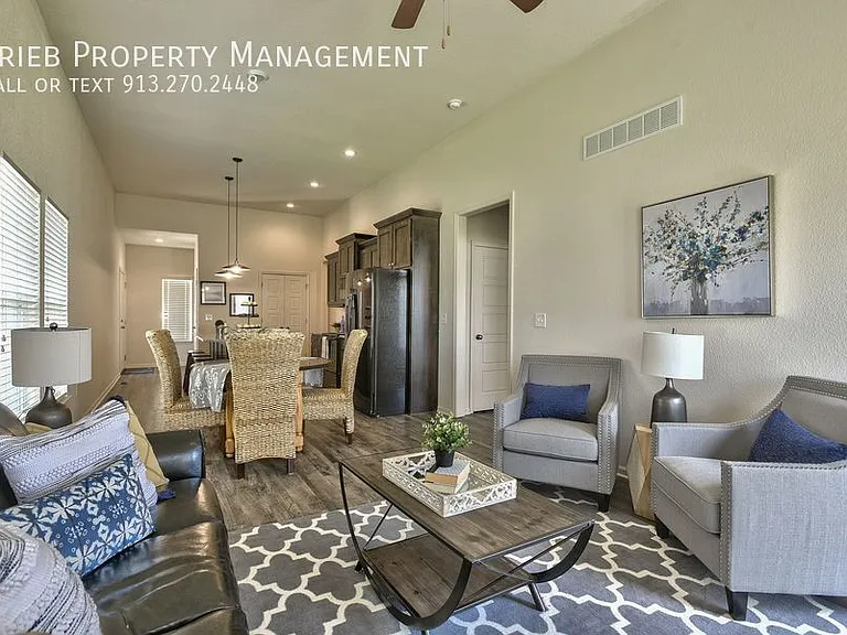 584 S Poplar St — Photo 4