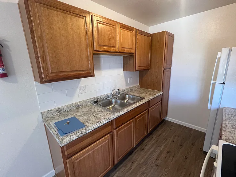 911 Alvarado Dr SE #4 — Photo 6