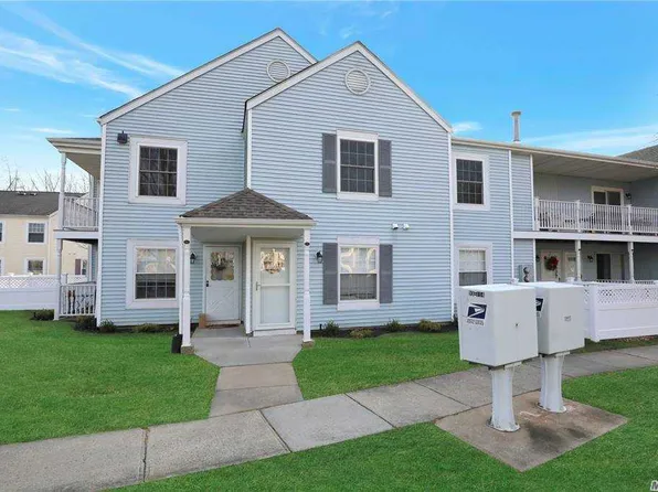 106 Fairview Cir, Middle Island, NY 11953