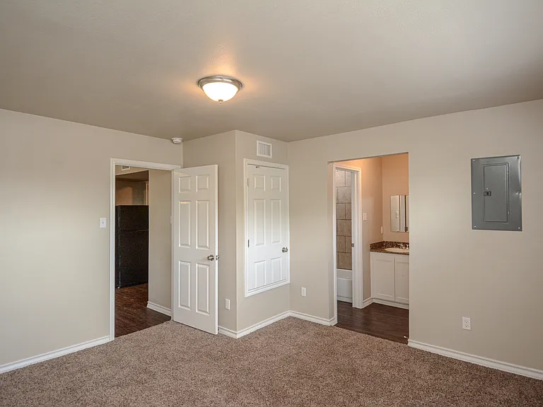 Woodlawn Apartments — Photo 18