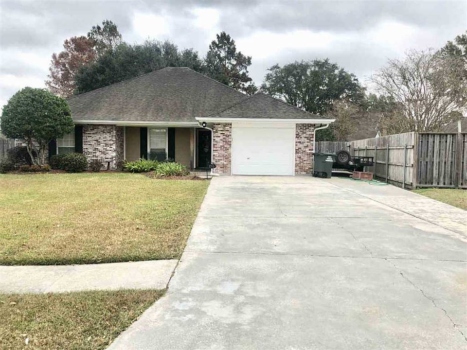 1st image of 210 Laurel Dr