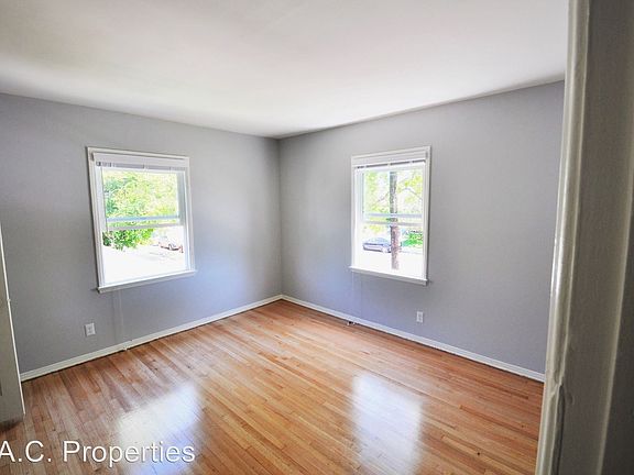 3rd image of 10921 Camarillo St