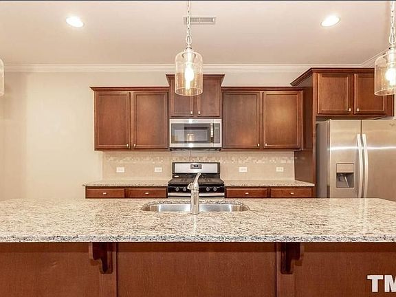 4th image of 520 Excalibur Dr
