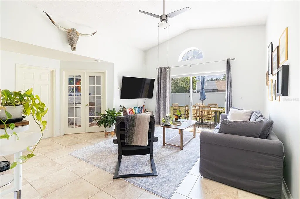 3 bed, 2.0 bath, 1096 sqft, $2,450 — Photo 2