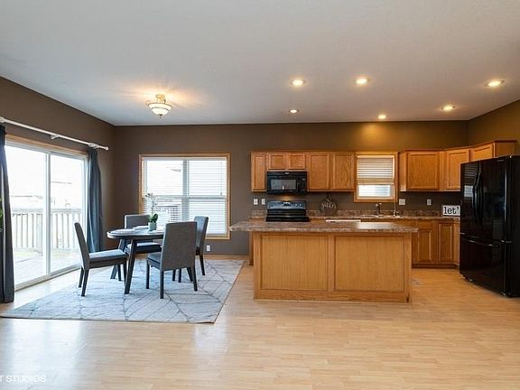 5th image of 800 SE Willow Brook Dr