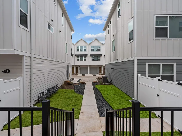 Villae ATX Luxury Rental Townhomes — Photo 22