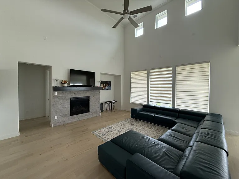 1927 Pebble Ln — Photo 10