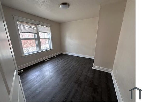 5th image of 1751 McLaran Ave
