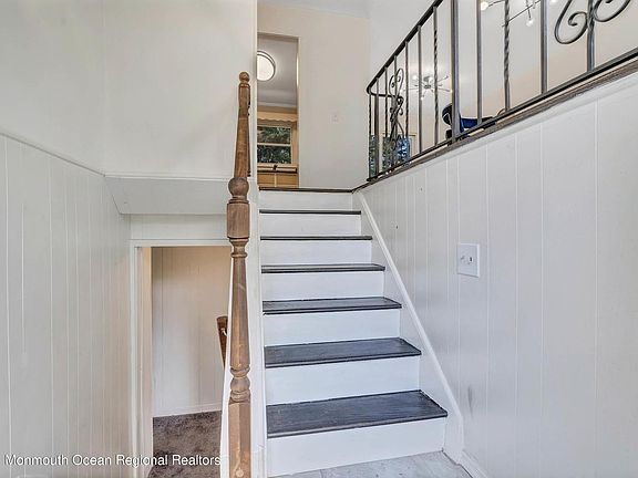 4th image of 833 Holiday Ct