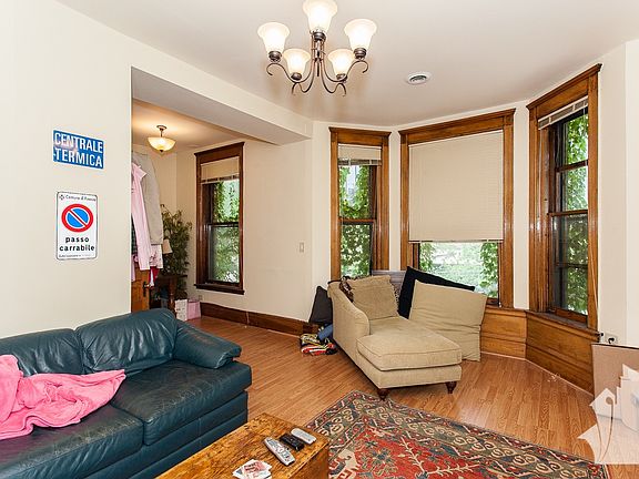 5th image of 839 W Wellington Ave