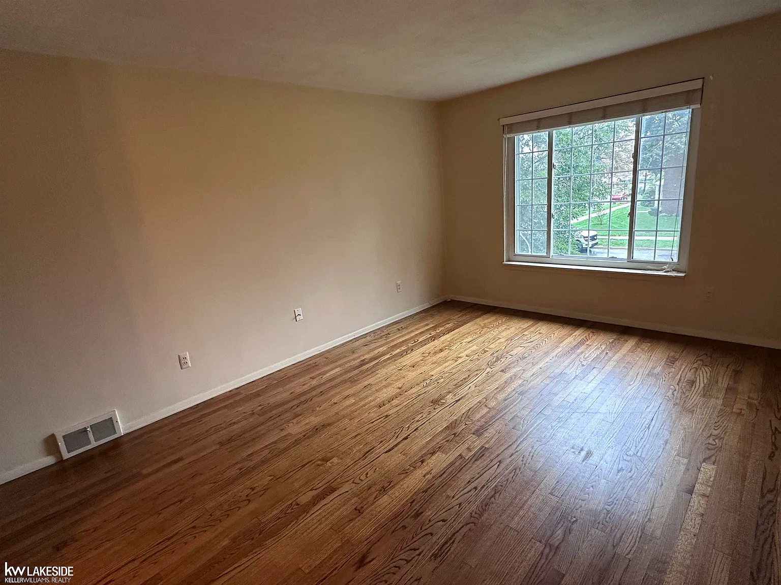 2 bed, 1.0 bath, 743 sqft, $1,000 — Photo 2
