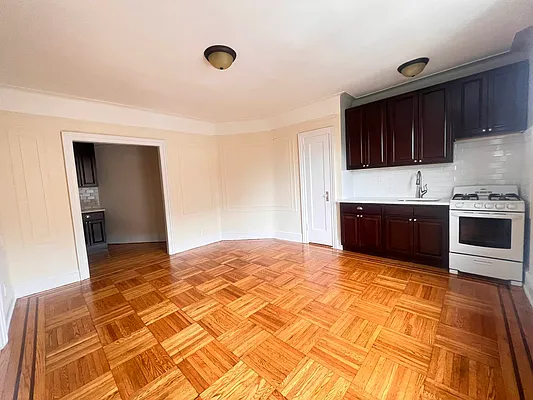 Rented by Queens Apartments Realty LLC | media 8