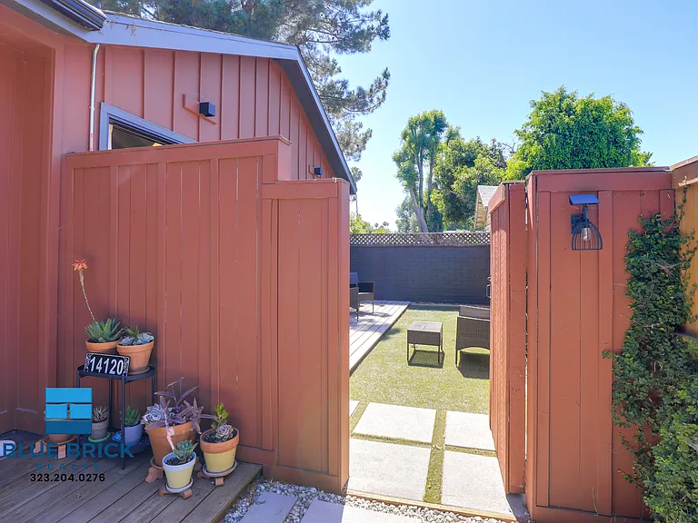 14120 Archwood St — Photo 27